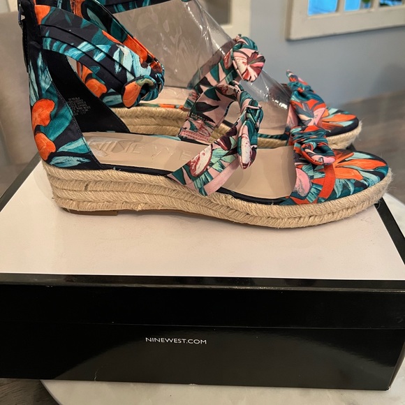 NWOT Nine West Navy Wedge Sandals 9.5 - Picture 3 of 8